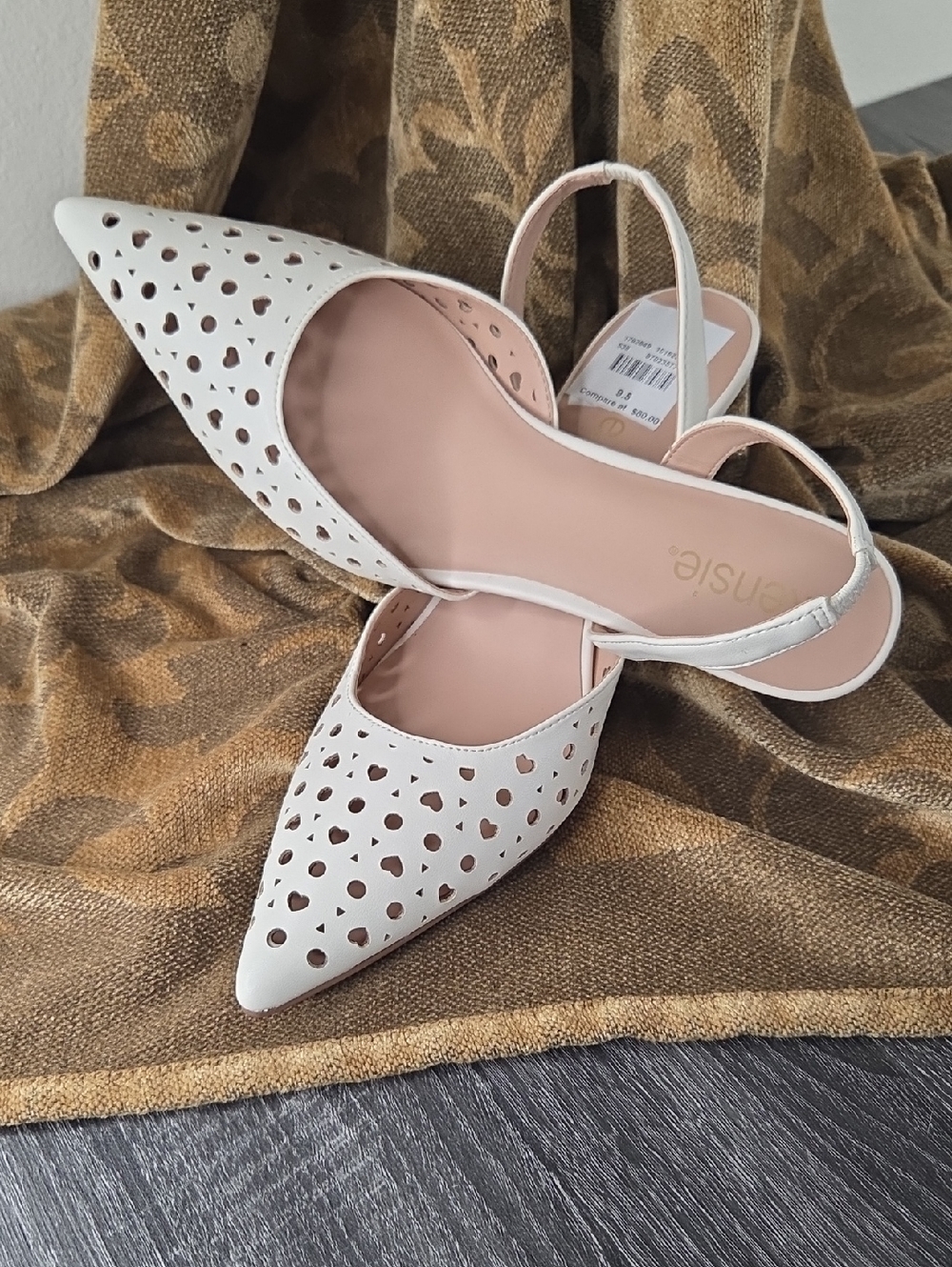 Kensie  Ocean White Pointed Slingback Flats with Cutout Heart Accents 9.5